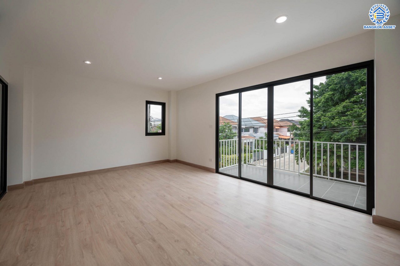 บ้านมือสองตกแต่งใหม่ โครงการ มณธานี บางแค บ้านเดี่ยว 3 ชั้น ดีไซน์หรูหรา เนื้อที่กว้าง 56.40 ตร.ว. พื้นที่ใช้สอย 240 ตร.ม. ฟังก์ชัน 5 ห้องนอน 4 ห้องน้ำ 2 ที่จอดรถ ฟังก์ชันครบตอบทุกไลฟ์สไตล์ บนทำเลศักยภาพ เชื่อมต่อถนนกาญจนาภิเษก ใกล้เดอะมอลล์บางแค ใกล้รถไฟฟ้าสายสีน้ำเงิน "สถานีหลักสอง" และจุดขึ้นทางด่วน "กาญจนาภิเษก"